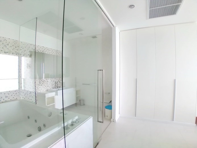 Condominium for rent Northpoint Pattaya showing the master bathroom 