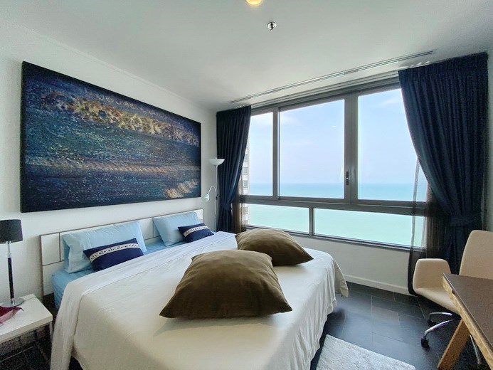 Condominium for rent Northpoint Pattaya showing the master bedroom and sea view 