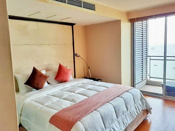 Condominium for rent in Northshore Pattaya Beach showing the master bedroom and balcony Condominium for rent in Northshore Pattaya Beach showing the master bedroom and balcony