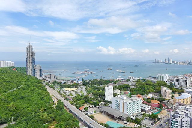 Condominium for rent Pattaya Unixx showing the balcony view Condominium for rent Pattaya Unixx showing the balcony view