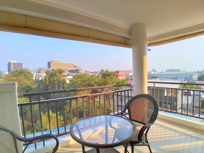 Condominium for rent Pattaya showing the living room balcony 