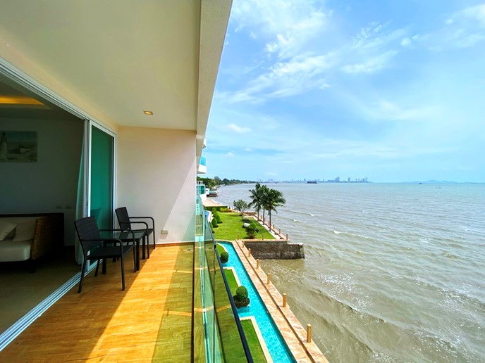 Condominium for rent Pattaya showing the balcony