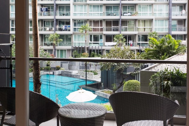 Condominium for rent Pattaya showing the balcony and views 
