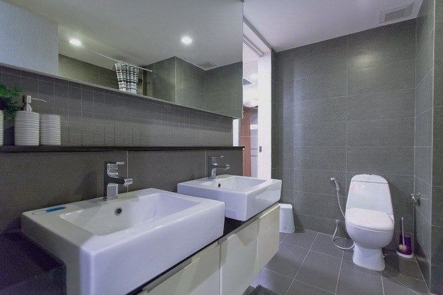 Condominium for rent Pattaya showing the bathroom 