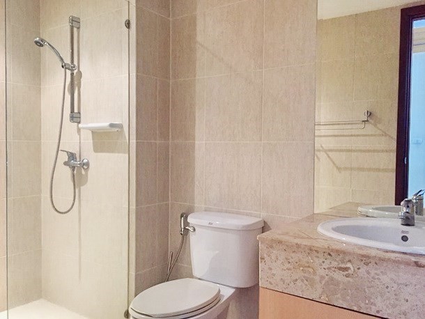 Condominium for rent Pratumnak Pattaya showing a bathroom 