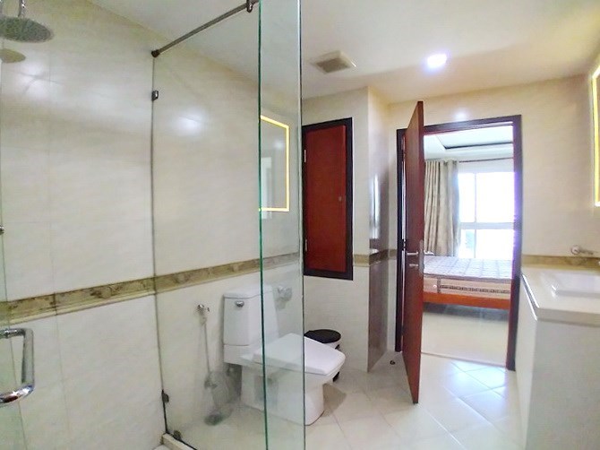 Condominium for rent Pattaya showing the bathroom 