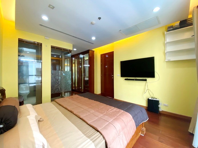 Condominium for rent Pattaya showing the bedroom with wardrobes 