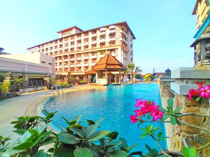 Condominium for rent Pattaya showing the communal pool 