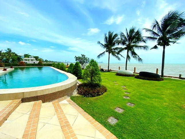 Condominium for rent Pattaya showing the communal pool 