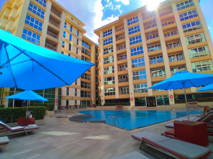 Condominium for rent Pattaya showing the communal pool Condominium for rent Pattaya showing the communal pool