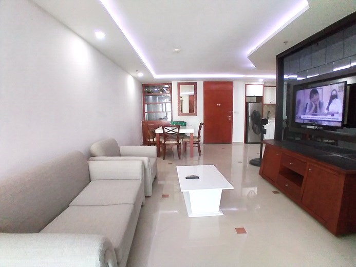 Condominium for rent Pattaya showing the living and dining areas 