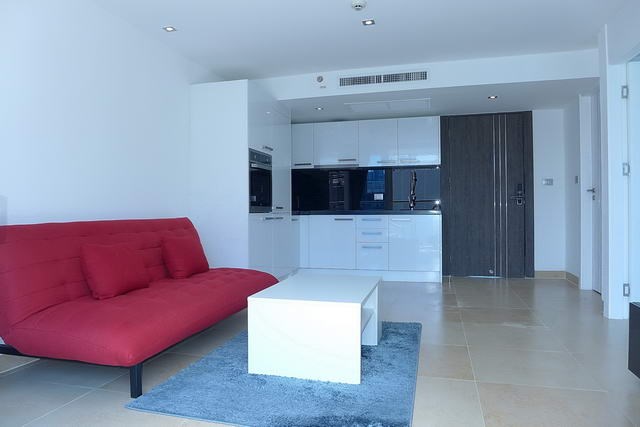 Condominium for rent Pattaya showing the living and kitchen 