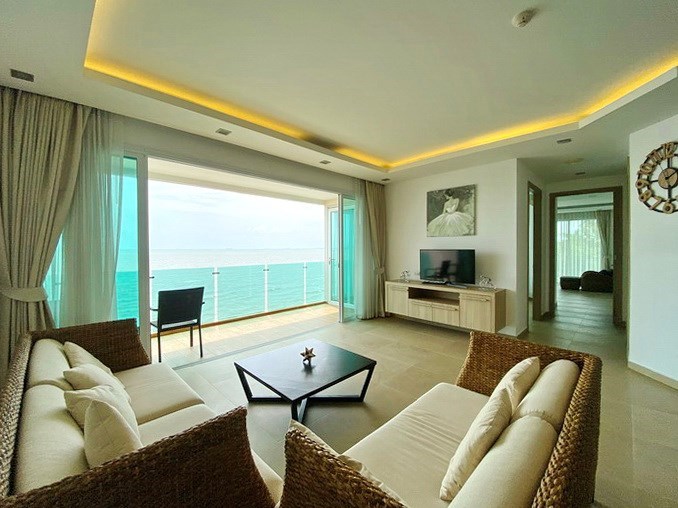 Condominium for rent Pattaya showing the living area 