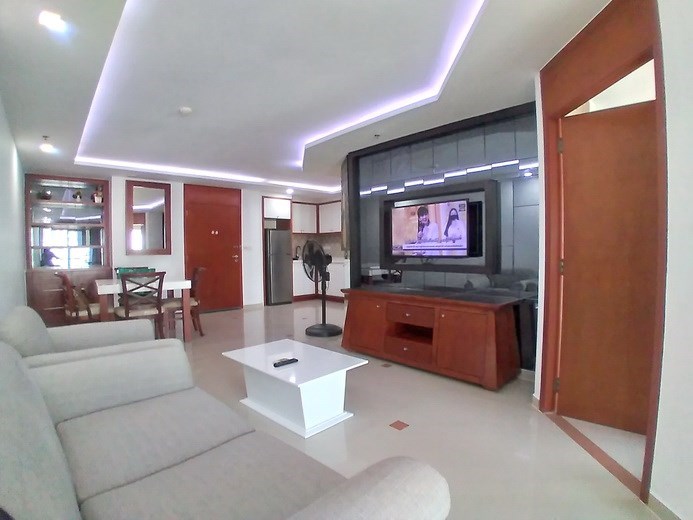 Condominium for rent Pattaya showing the living, dining and kitchen areas 