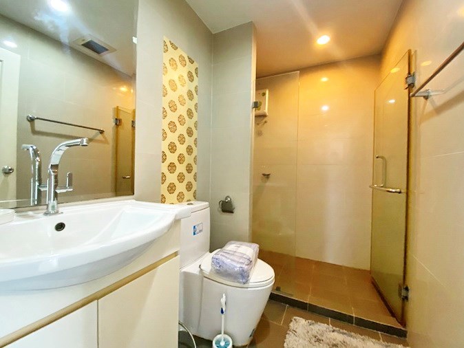 Condominium for Rent Pattaya showing the master bathroom 