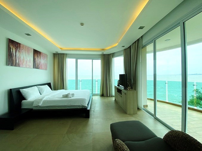 Condominium for rent Pattaya showing the master bedroom 