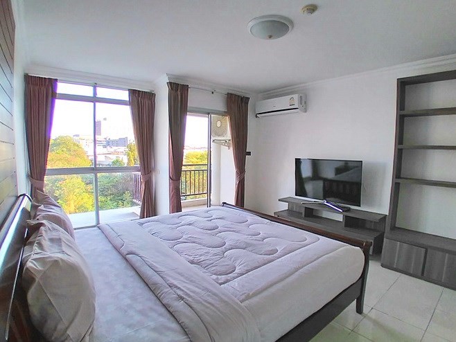 Condominium for rent Pattaya showing the master bedroom and balcony 