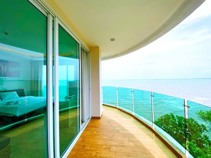 Condominium for rent Pattaya showing the master bedroom and balcony 