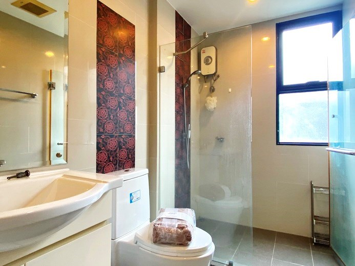 Condominium for Rent Pattaya showing the second bathroom 