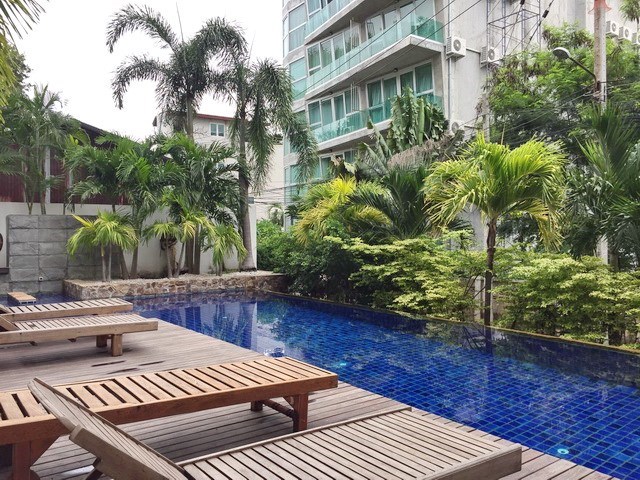Condominium for rent Pratumnak Pattaya showing the communal swimming pool Condominium for rent Pratumnak Pattaya showing the communal swimming pool