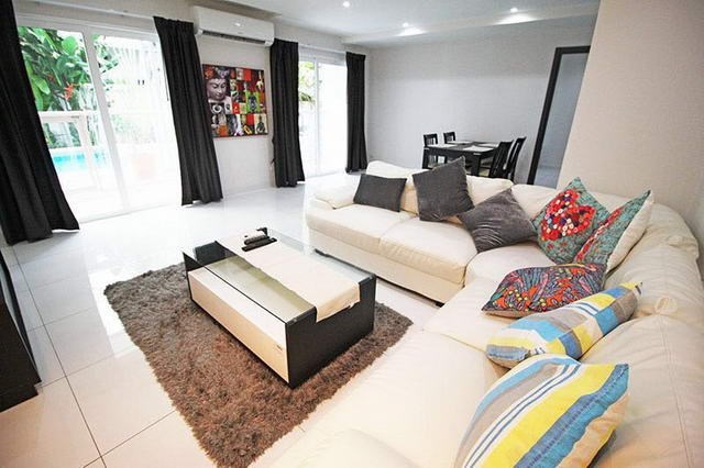 Condominium for rent Pratumnak Pattaya showing the living area Condominium for rent Pratumnak Pattaya showing the living area