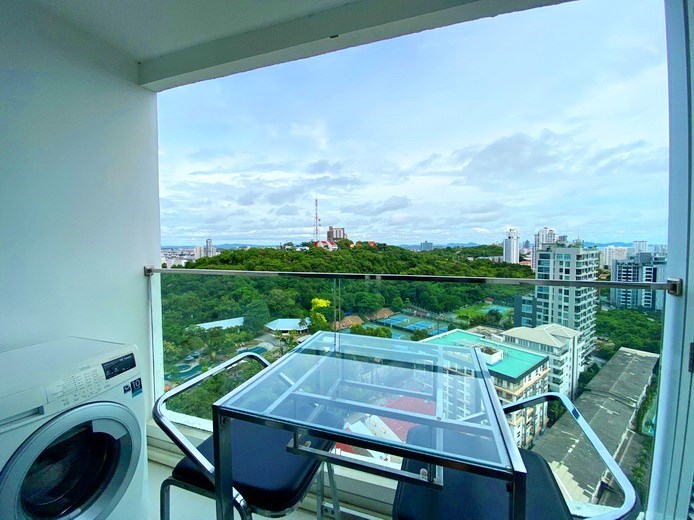 Condominium for rent on Pratumnak Hill showing the balcony 