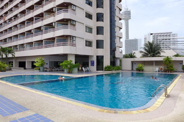 Condominium for rent Pratumnak Hill Pattaya showing the building and communal pool