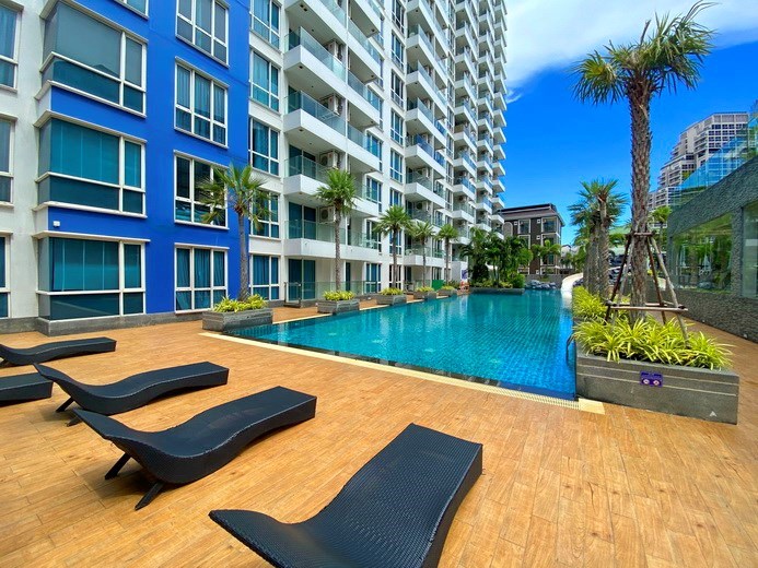 Condominium for rent Pratumnak Hill showing the communal pool