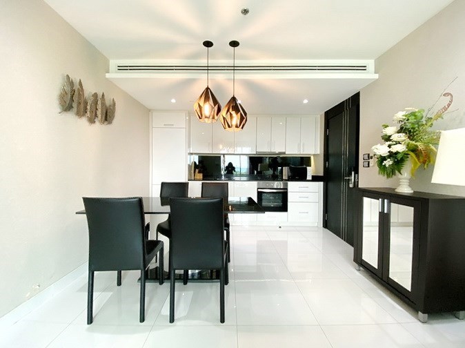 Condominium for rent on Pratumnak Hill showing the dining and kitchen areas Condominium for rent on Pratumnak Hill showing the dining and kitchen areas