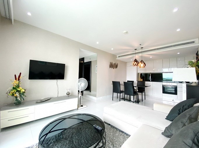 Condominium for rent on Pratumnak Hill showing the living, dining and kitchen areas Condominium for rent on Pratumnak Hill showing the living, dining and kitchen areas