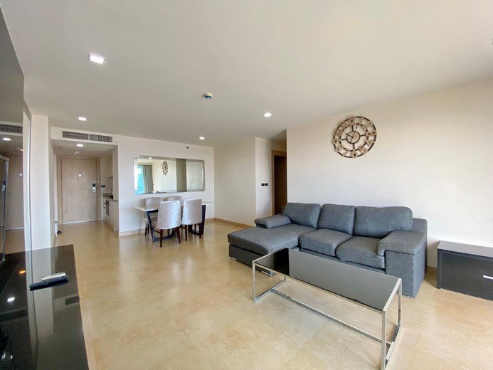 Condominium for rent Pratumnak Hill showing the living, dining and kitchen areas 