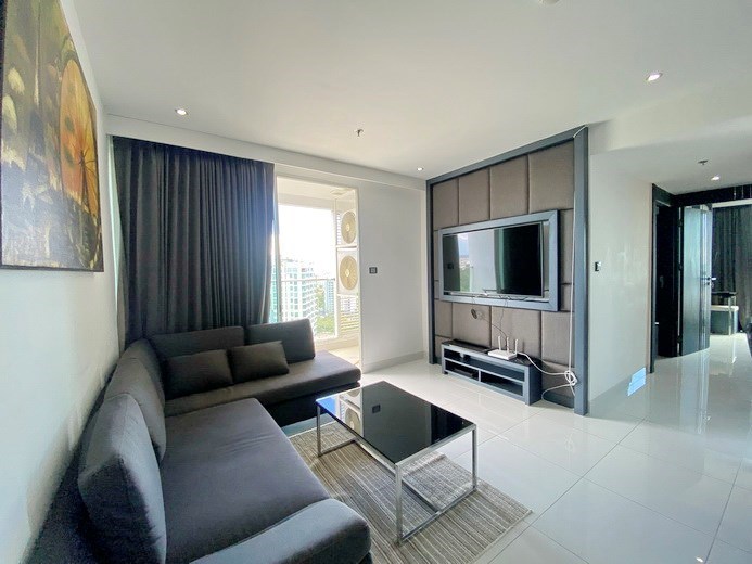 Condominium for rent Pratumnak Hill showing the living area and balcony 
