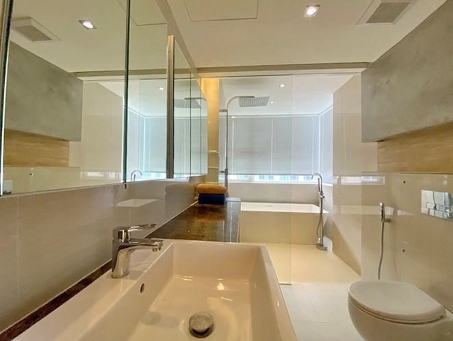 Condominium for rent Pratumnak Hill showing the master bathroom 