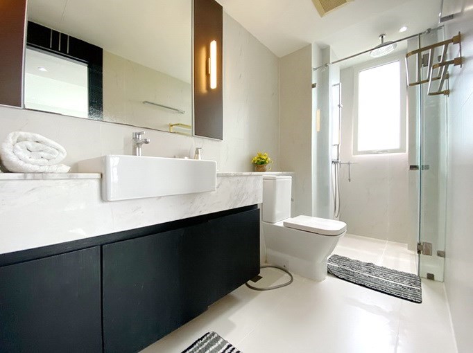 Condominium for rent on Pratumnak Hill showing the second bathroom 