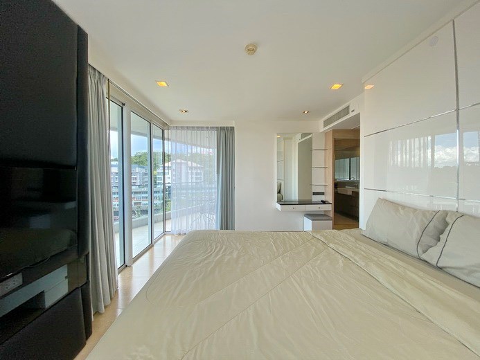 Condominium for rent Pratumnak Hill showing the master bedroom 