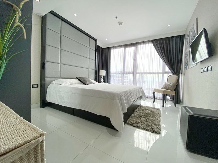 Condominium for rent on Pratumnak Hill showing the master bedroom Condominium for rent on Pratumnak Hill showing the master bedroom