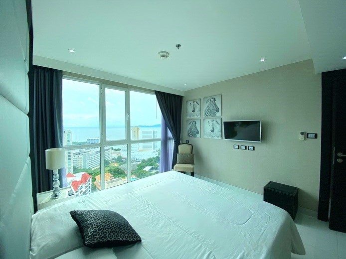 Condominium for rent on Pratumnak Hill showing the master bedroom and sea view Condominium for rent on Pratumnak Hill showing the master bedroom and sea view