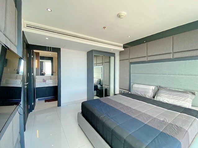Condominium for rent Pratumnak Hill showing the master bedroom suite 
