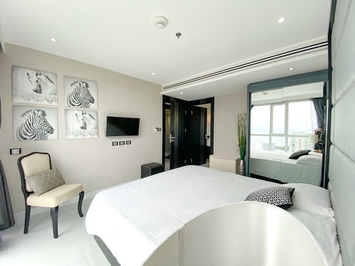 Condominium for rent on Pratumnak Hill showing the master bedroom suite Condominium for rent on Pratumnak Hill showing the master bedroom suite
