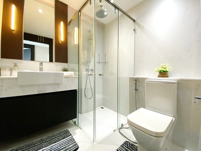 Condominium for rent on Pratumnak Hill showing the master bathroom 