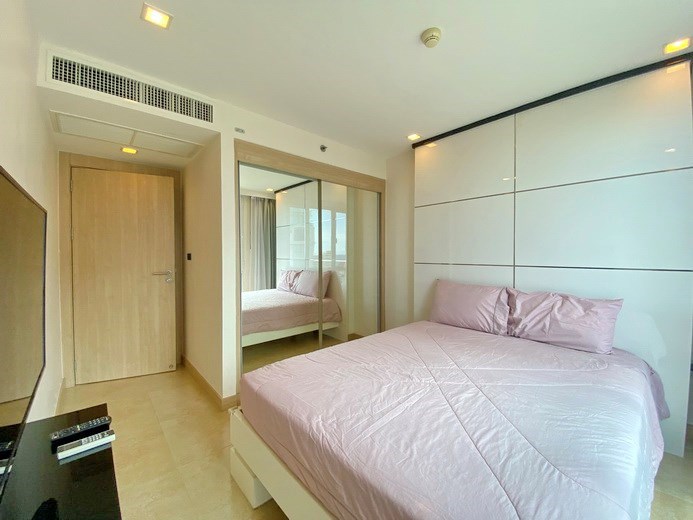 Condominium for rent Pratumnak Hill showing the second bedroom and wardrobes 