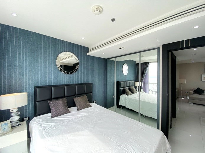 Condominium for rent on Pratumnak Hill showing the secind bedroom with wardrobes Condominium for rent on Pratumnak Hill showing the secind bedroom with wardrobes
