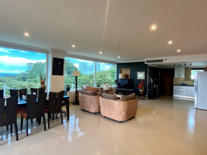Condominium for rent Pratumnak Pattaya showing the dining and living areas