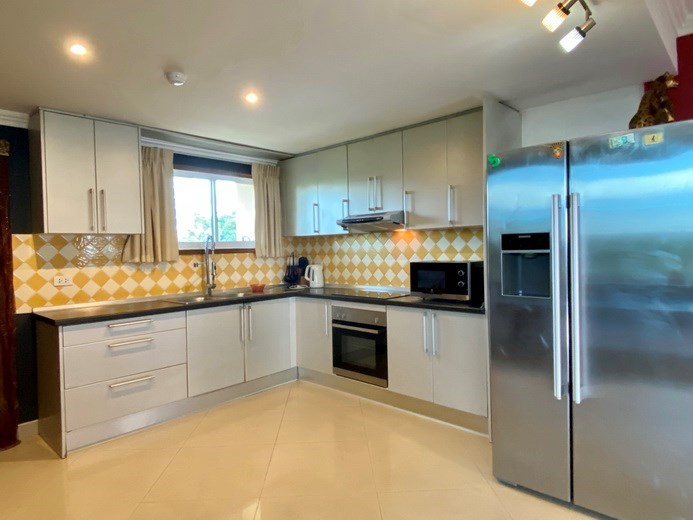 Condominium for rent Pratumnak Pattaya showing the kitchen 