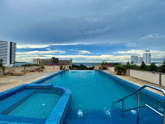 Condominium for rent Pratumnak Pattaya showing the roof top communal pool 