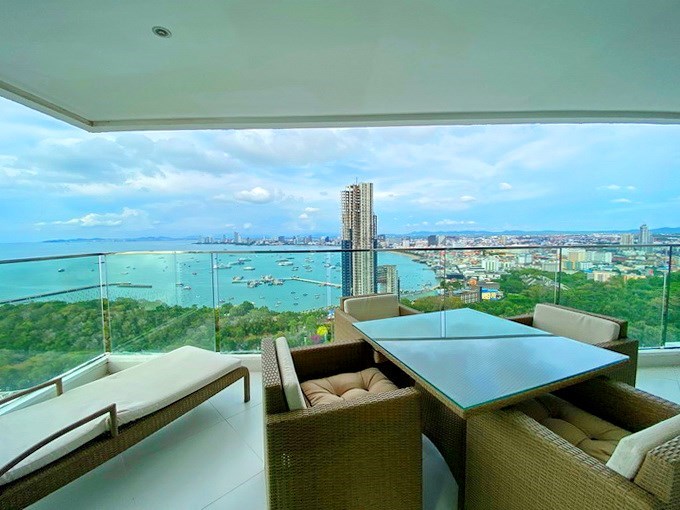 Condominium for rent Pratumnak Hill showing the balcony views 