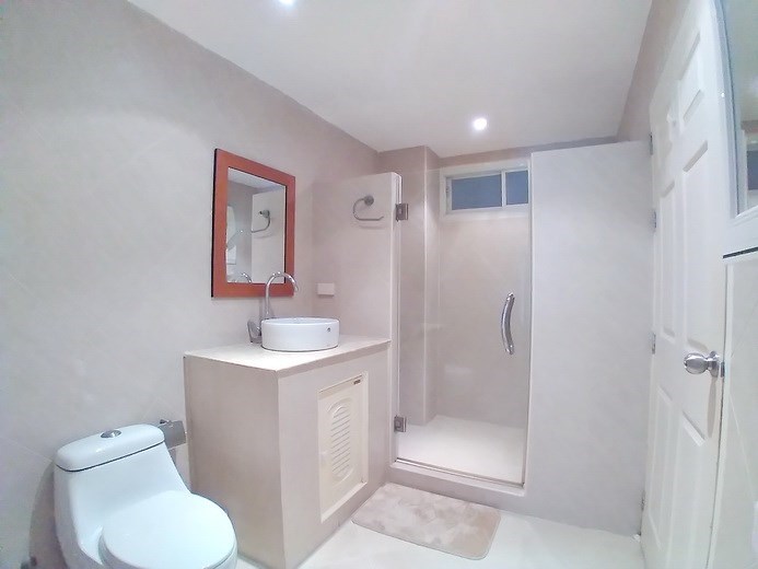 Condominium for rent Pratumnak Hill showing the bathroom Condominium for rent Pratumnak Hill showing the bathroom