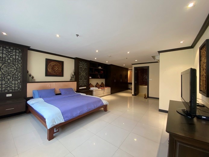 Condominium for rent Pratumnak showing the bedroom suite 