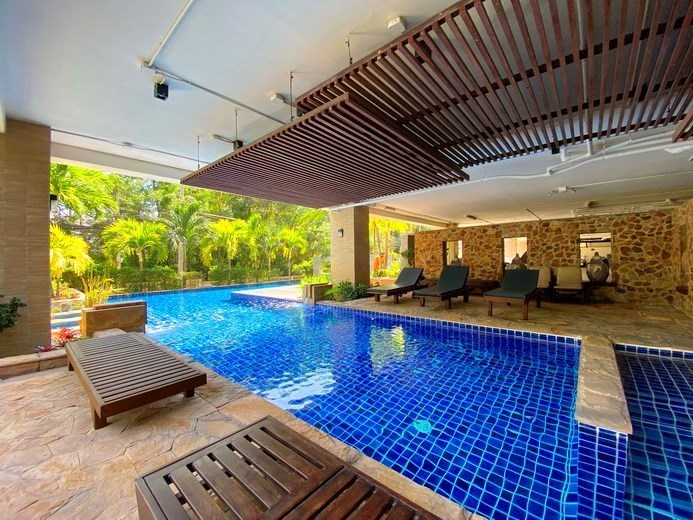 Condominium for sale Pattaya showing the communal swimming pool Condominium for sale Pattaya showing the communal swimming pool