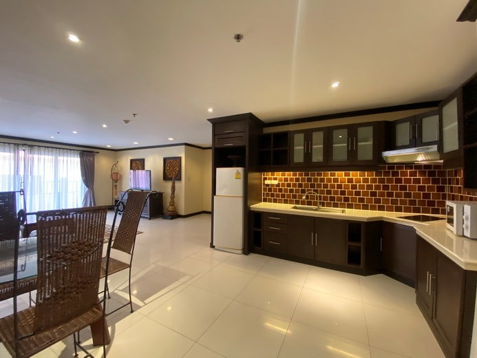 Condominium for rent Pratumnak showing the dining and kitchen areas 